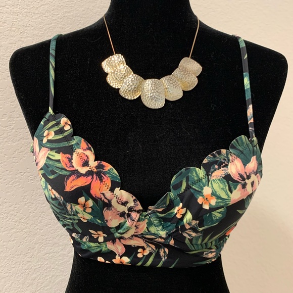 Tropical Print, Scallop Cut Pinup Bikini Top and High Waist Bottoms - Picture 3 of 9